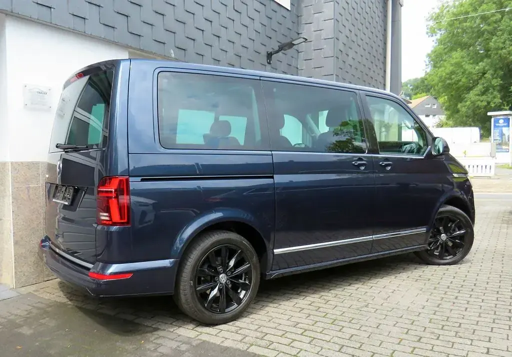Gebraucht VW Multivan Comfortline 204 PS (150 kW) 2023 Blau Van / Kleinbus