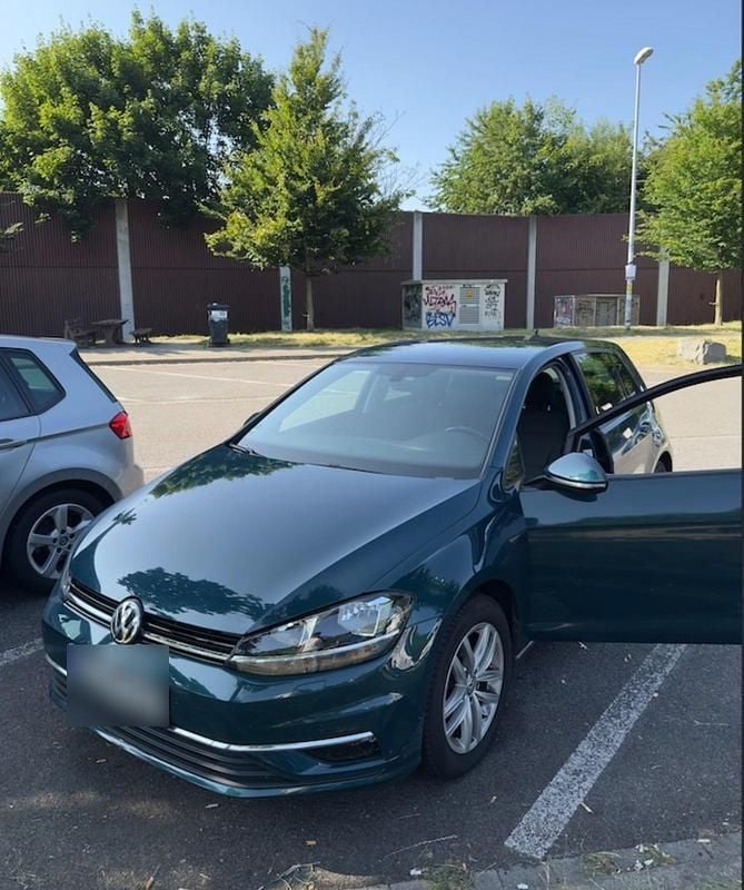 Grün Gebraucht 2017 VW Golf VII Comfortline Limousine | 12.500 € (Guter Preis) - Bild 1/4