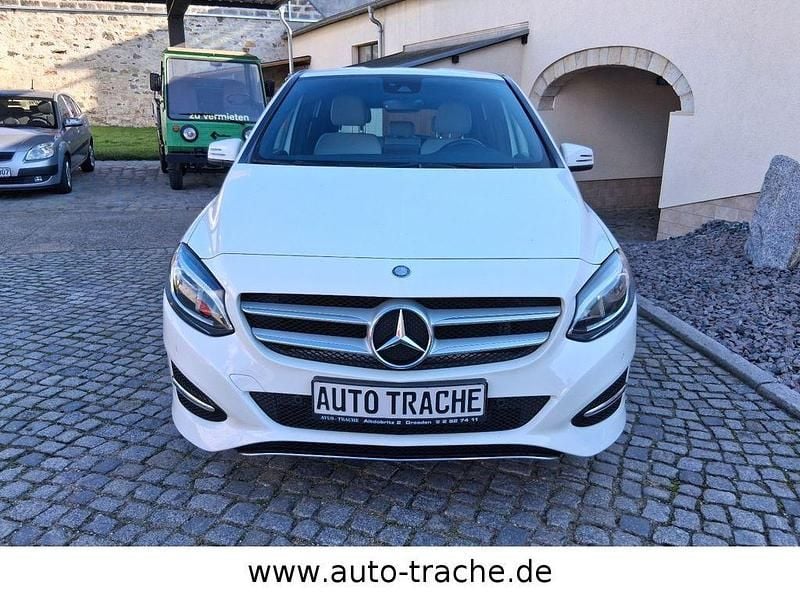 Gebraucht Mercedes B180 122 PS (89 kW) 2016 Calcitweiss/zirrusweiss Van / Kleinbus