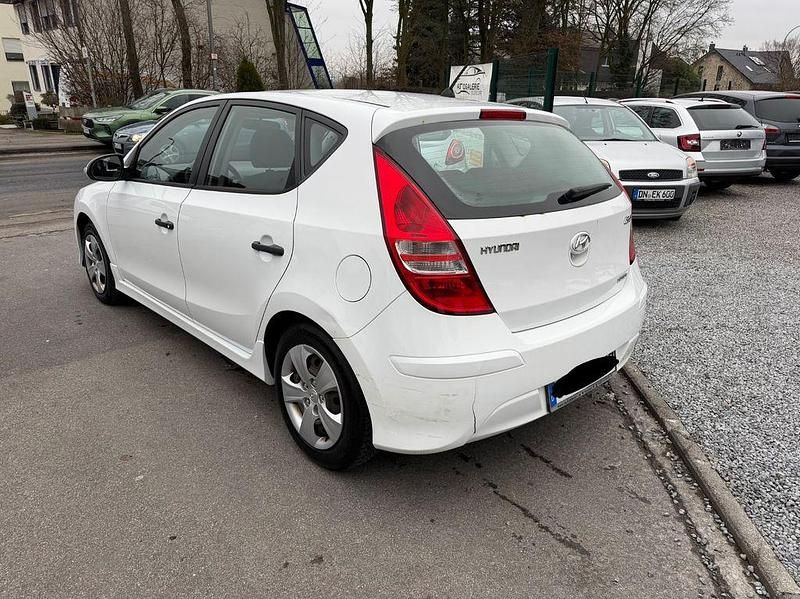Gebraucht Hyundai i30 Edition 90 PS (66 kW) 2011 Weiß Limousine