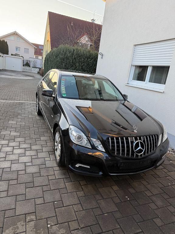 Gebraucht Mercedes E220 Avantgarde 170 PS (125 kW) 2009 Schwarz Limousine