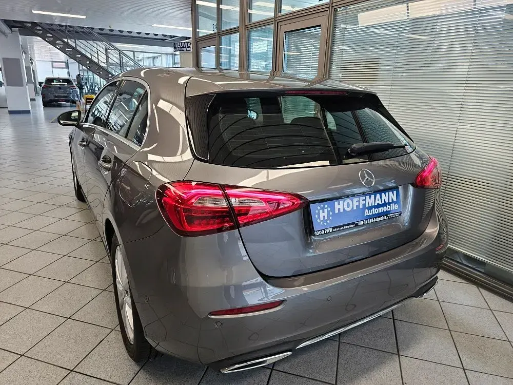 Gebraucht Mercedes A200 Progressive 163 PS (119 kW) 2020 Mountaingreymet. (metallic) Limousine