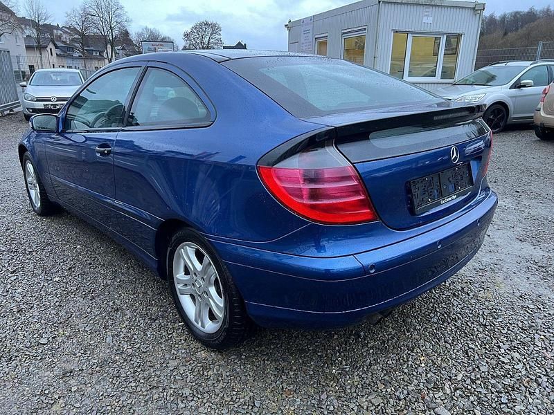 Gebraucht Mercedes C180 143 PS (105 kW) 2004 Blau Coupé