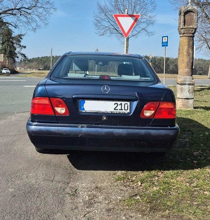 Gebraucht Mercedes E230 150 PS (110 kW) 1995 Blau Limousine