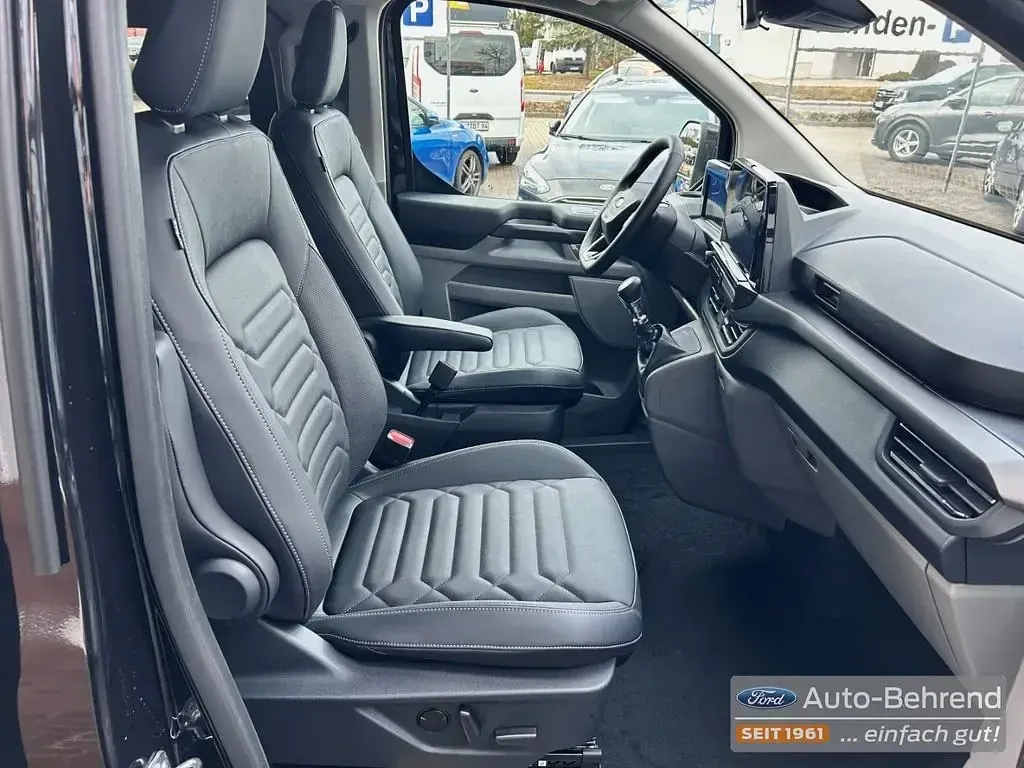 Neu Ford Tourneo Titanium 150 PS (110 kW) 2025 Agate black Van / Kleinbus