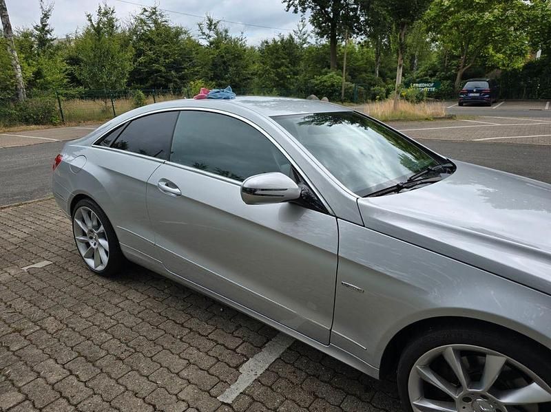 Silber Gebraucht 2010 Mercedes E350 Coupé | 16.900 € (Etwas zu teuer) - Bild 1/4