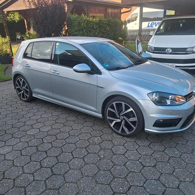 Silber Gebraucht 2015 VW Golf VII Cup Limousine | 9.400 € (Fairer Preis) - Bild 1/4
