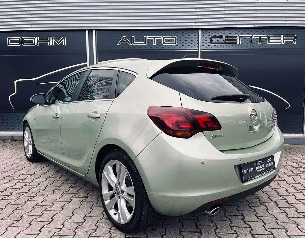 Gebraucht Opel Astra Innovation 179 PS (131 kW) 2010 Fresh mint Limousine