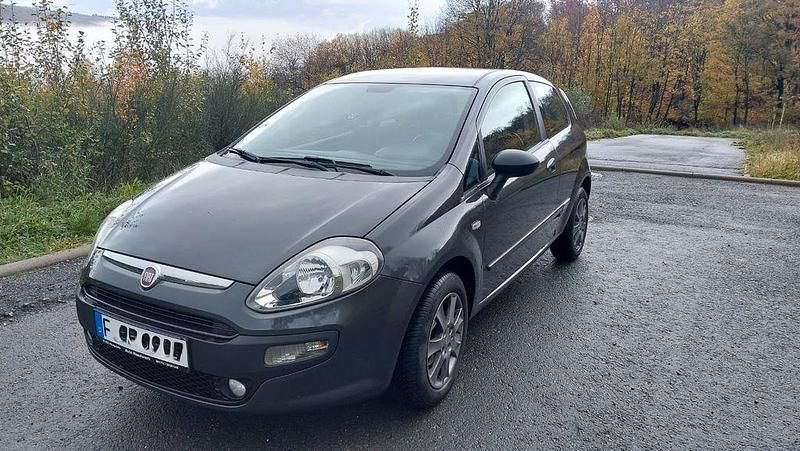 Grau Gebraucht 2010 Fiat Punto Limousine | 1.999 € (Guter Preis) - Bild 1/4