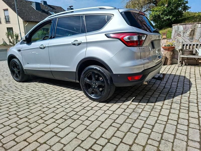 Gebraucht Ford Kuga Titanium 150 PS (110 kW) 2017 Silber SUV