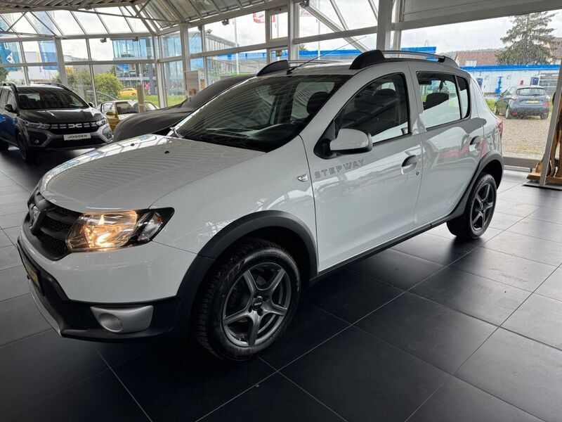 Weiß Gebraucht 2016 Dacia Sandero Stepway Ambiance Kleinwagen | 6.950 € (Fairer Preis) - Bild 1/4