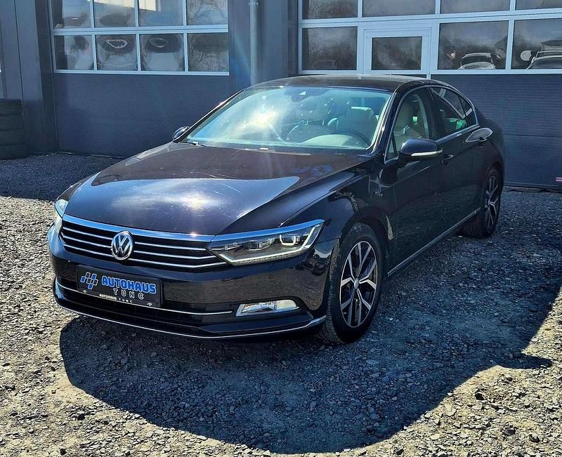Deep black perleffekt (metallic) Gebraucht 2016 VW Passat Highline Limousine | 20.500 € (Fairer Preis) - Bild 1/3