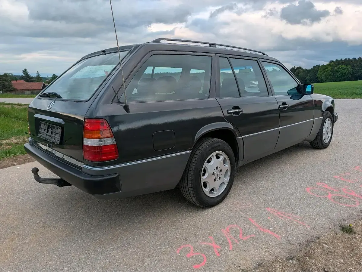 Gebraucht Mercedes E220 150 PS (110 kW) 1994 Schwarz Kombi