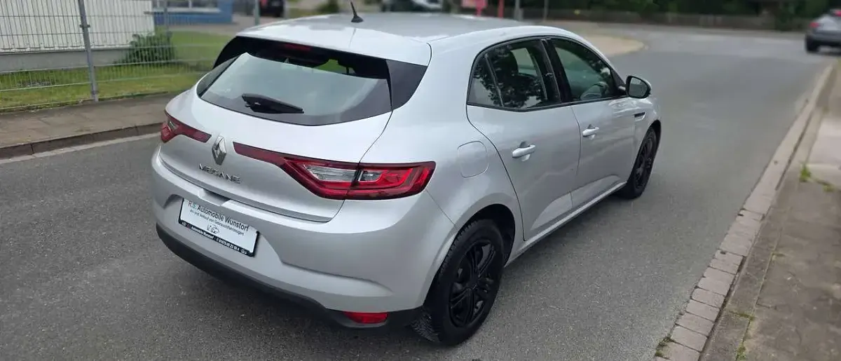 Gebraucht Renault Mégane Life 101 PS (74 kW) 2017 Platingrau Kleinwagen