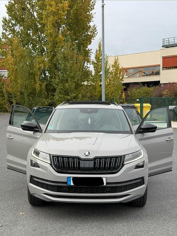 Grau Gebraucht 2021 Skoda Kodiaq SportLine SUV | 20.999 € (Teuer) - Bild 1/4
