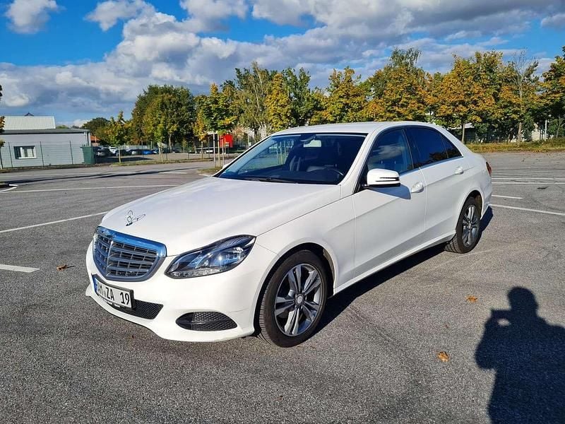 Polarweiss unilack Gebraucht 2015 Mercedes E200 Limousine | 8.990 € (Fairer Preis) - Bild 1/4