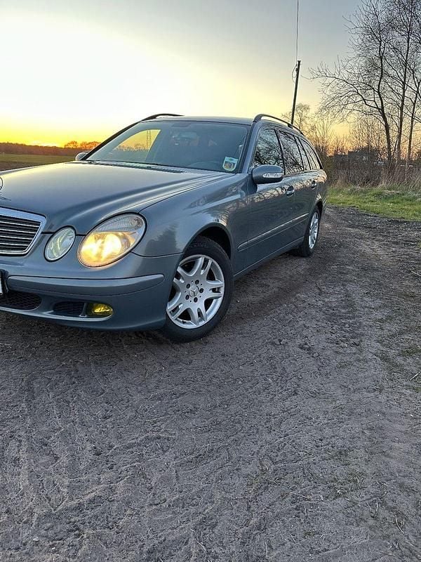 Grau Gebraucht 2004 Mercedes 220 Kombi | 2.499 € - Bild 1/4
