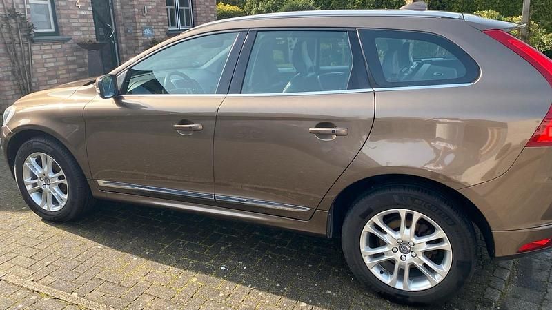 Gebraucht Volvo XC60 Summum 183 PS (134 kW) 2015 Gold SUV