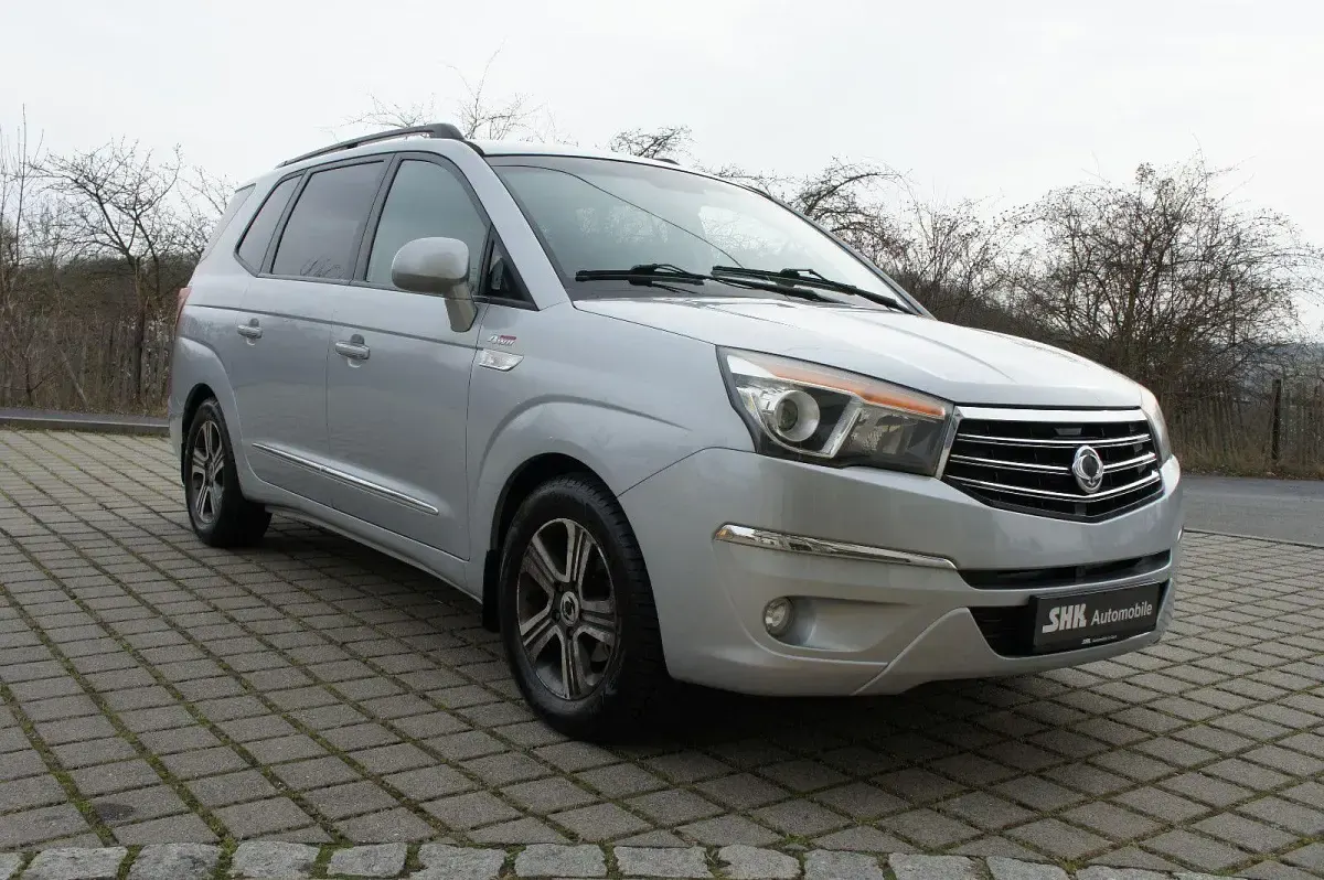 Gebraucht SsangYong Rodius Sapphire 155 PS (114 kW) 2015 Silber Van / Kleinbus