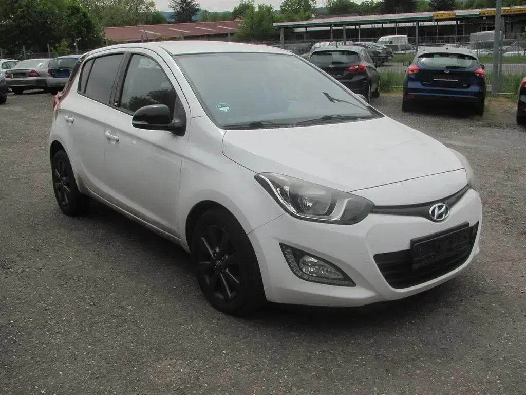 Gebraucht Hyundai i20 75 PS (55 kW) 2014 Weiß Kleinwagen
