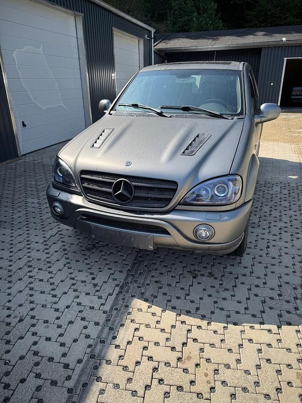 Schwarz Gebraucht 2001 Mercedes ML55 AMG AMG SUV | 2.750 € - Bild 1/4
