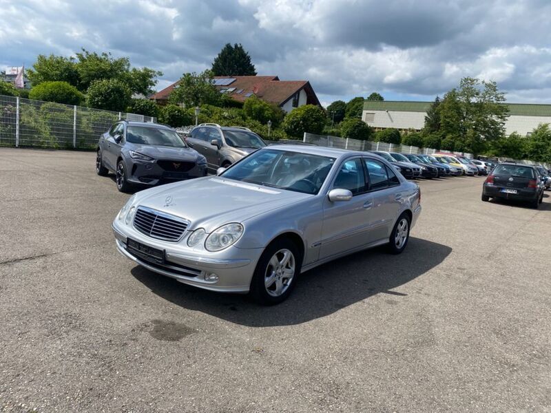 Silber Gebraucht 2004 Mercedes E220 Avantgarde Limousine | 3.100 € (Superpreis) - Bild 1/4