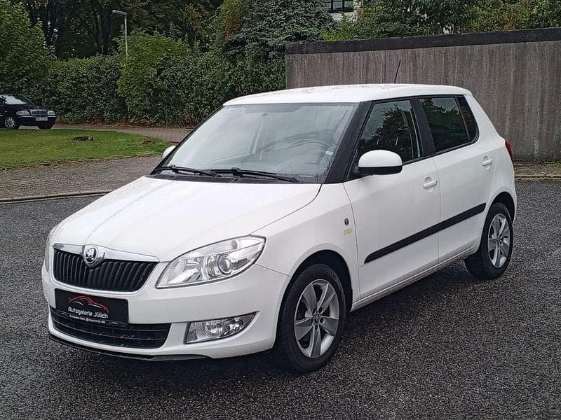 Weiß Gebraucht 2014 Skoda Fabia Fresh Limousine | 6.699 € (Guter Preis) - Bild 1/4