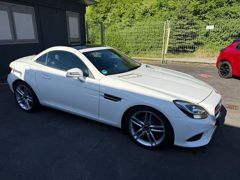 Weiß Gebraucht 2017 Mercedes SLC180 Cabrio | 20.499 € (Guter Preis) - Bild 1/4