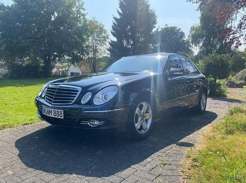 Schwarz Gebraucht 2009 Mercedes E300 Avantgarde Limousine | 8.999 € (Fairer Preis) - Bild 1/4