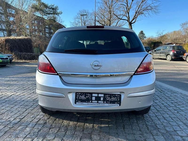 Gebraucht Opel Astra Edition 105 PS (77 kW) 2005 Starsilber iii m2 Kleinwagen