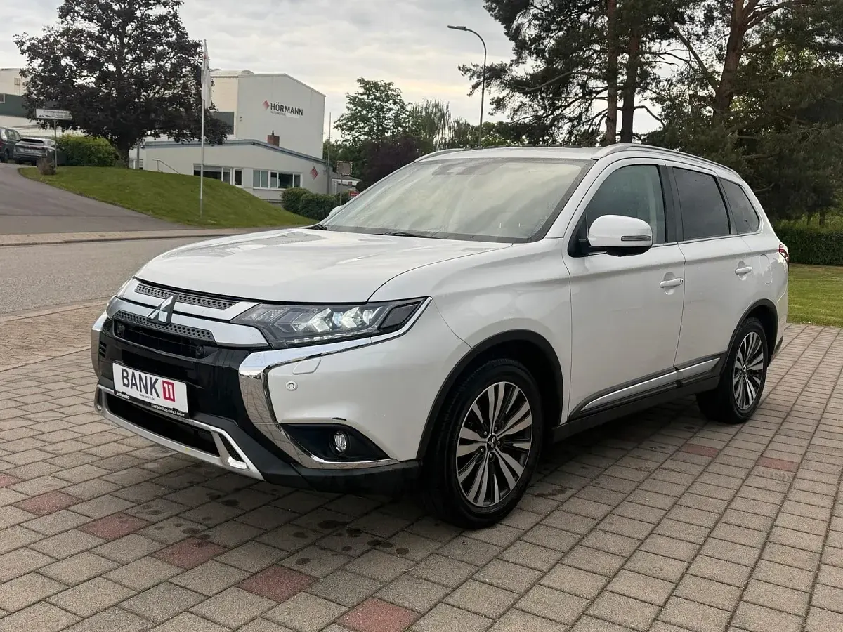 Używany Mitsubishi Outlander Top 150 KM (110 kW) 2020 Biały SUV