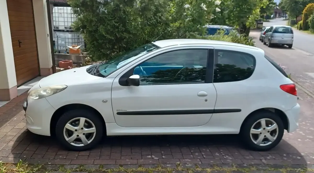 Używany Peugeot 206 60 KM (44 kW) 2011 Biały Hatchback
