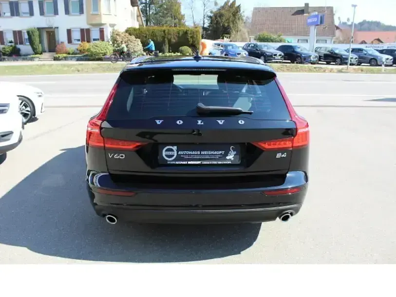 Gebraucht Volvo V60 Momentum 197 PS (144 kW) 2021 Onyx black / (schwarz) Kombi