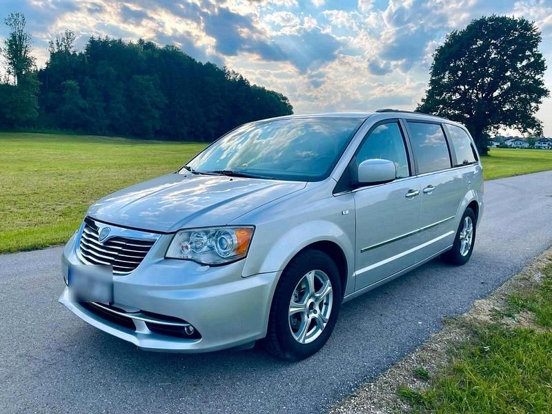 Gebraucht Lancia Voyager Gold 164 PS (120 kW) 2012 Silber Van / Kleinbus