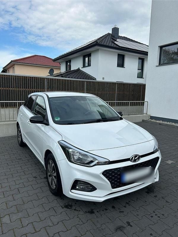 Weiß Gebraucht 2020 Hyundai i20 YES! Kleinwagen | 13.500 € (Etwas zu teuer) - Bild 1/4