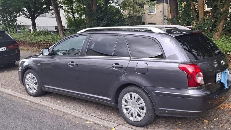 Grau Gebraucht 2008 Toyota Avensis Kombi | 2.600 € (Fairer Preis) - Bild 1/4