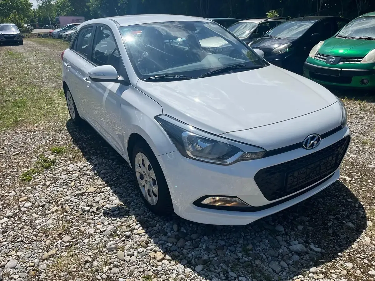 Gebraucht Hyundai i20 75 PS (55 kW) 2018 Weiß Limousine