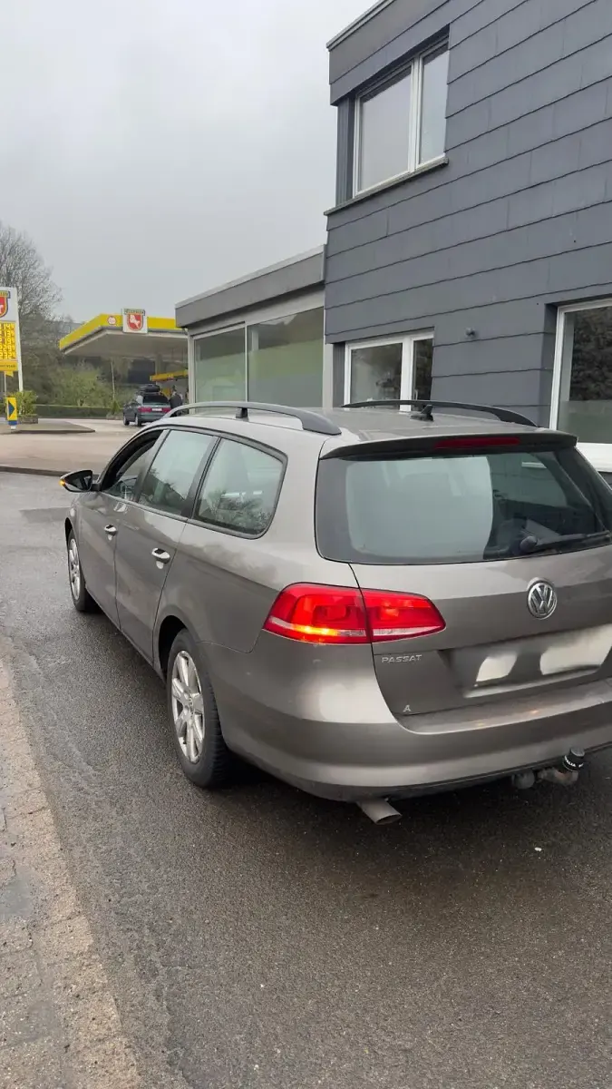 Gebraucht VW Passat 105 PS (77 kW) 2011 Gold Kombi