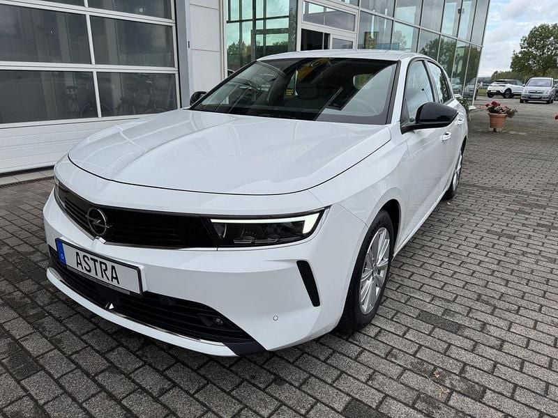 Weiß Gebraucht 2022 Opel Astra Edition Limousine | 18.350 € (Guter Preis) - Bild 1/4