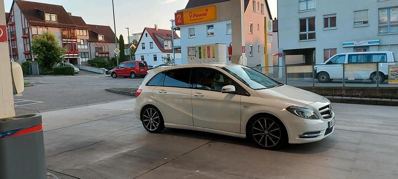 Weiß Gebraucht 2011 Mercedes 180 Limousine | 7.800 € - Bild 1/4