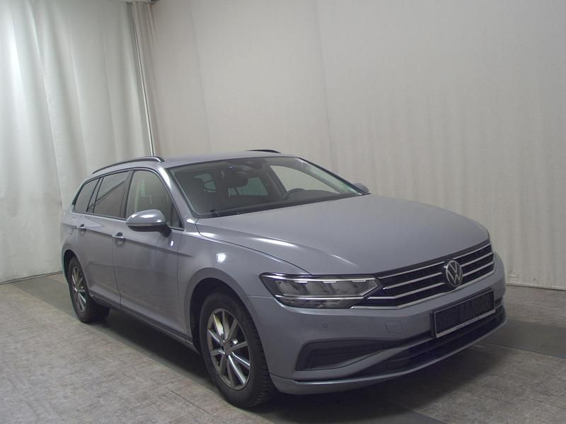 Gebraucht VW Passat 150 PS (110 kW) 2023 Grau Kombi