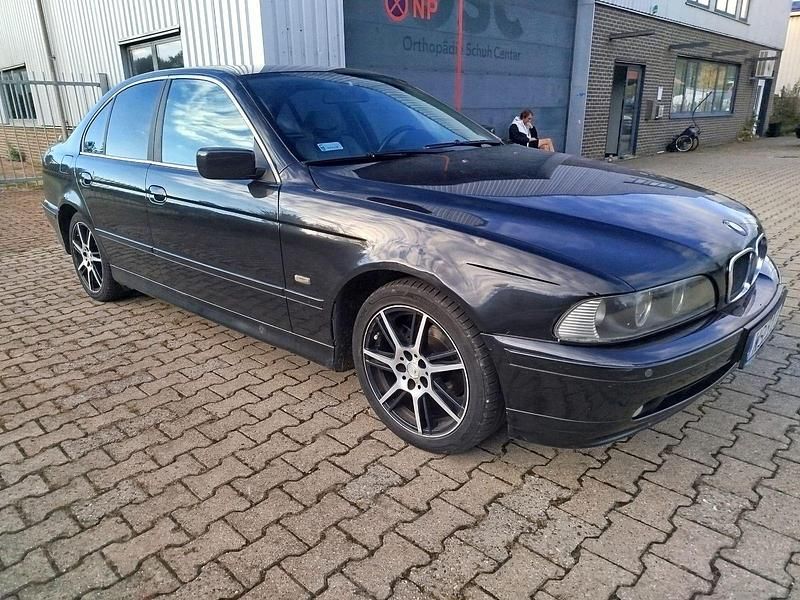 Schwarz Gebraucht 2001 BMW 520 Limousine | 1.000 € - Bild 1/4