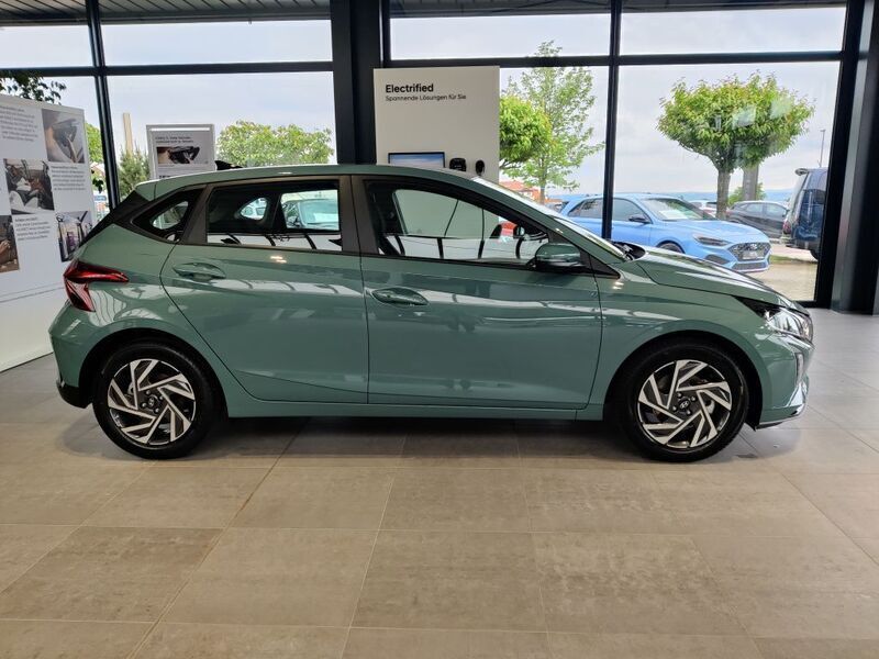Gebraucht Hyundai i20 Trend 101 PS (74 kW) 2024 Mangrove green Kleinwagen