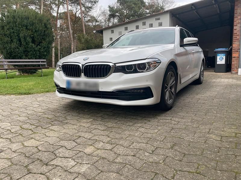 Weiß Gebraucht 2018 BMW 520 Sport Line Kombi | 23.900 € (Guter Preis) - Bild 1/4