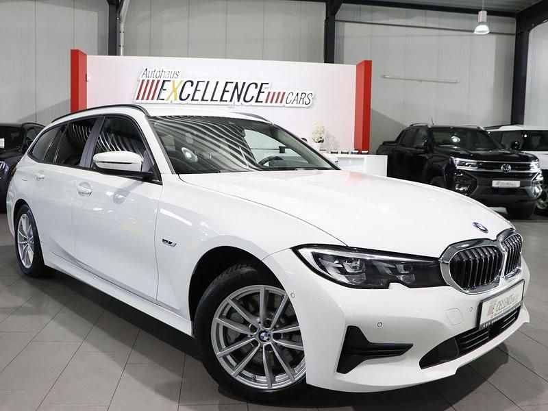 Gebraucht BMW 330e Advantage 292 PS (214 kW) 2022 Alpinweiss iii Kombi