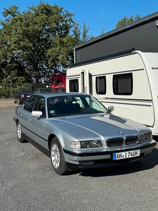 Silber Gebraucht 1995 BMW 740 Limousine | 9.500 € - Bild 1/4