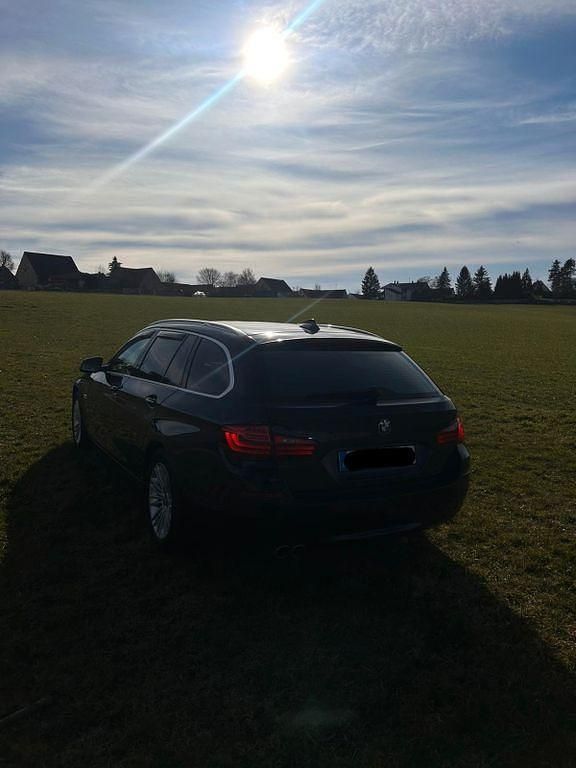 Gebraucht BMW 530 258 PS (189 kW) 2016 Blau Kombi