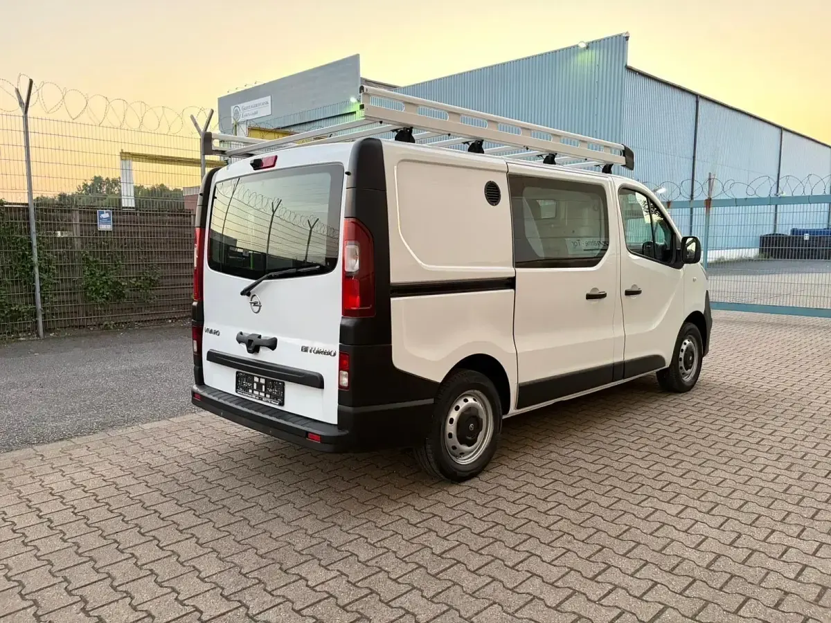 Gebraucht Opel Vivaro 120 PS (88 kW) 2016 Weiß Van / Kleinbus
