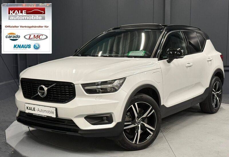 Weiß metallic (crystal white/schwarz metallic) Gebraucht 2021 Volvo XC40 R-Design SUV | 30.970 € (Etwas zu teuer) - Bild 1/4
