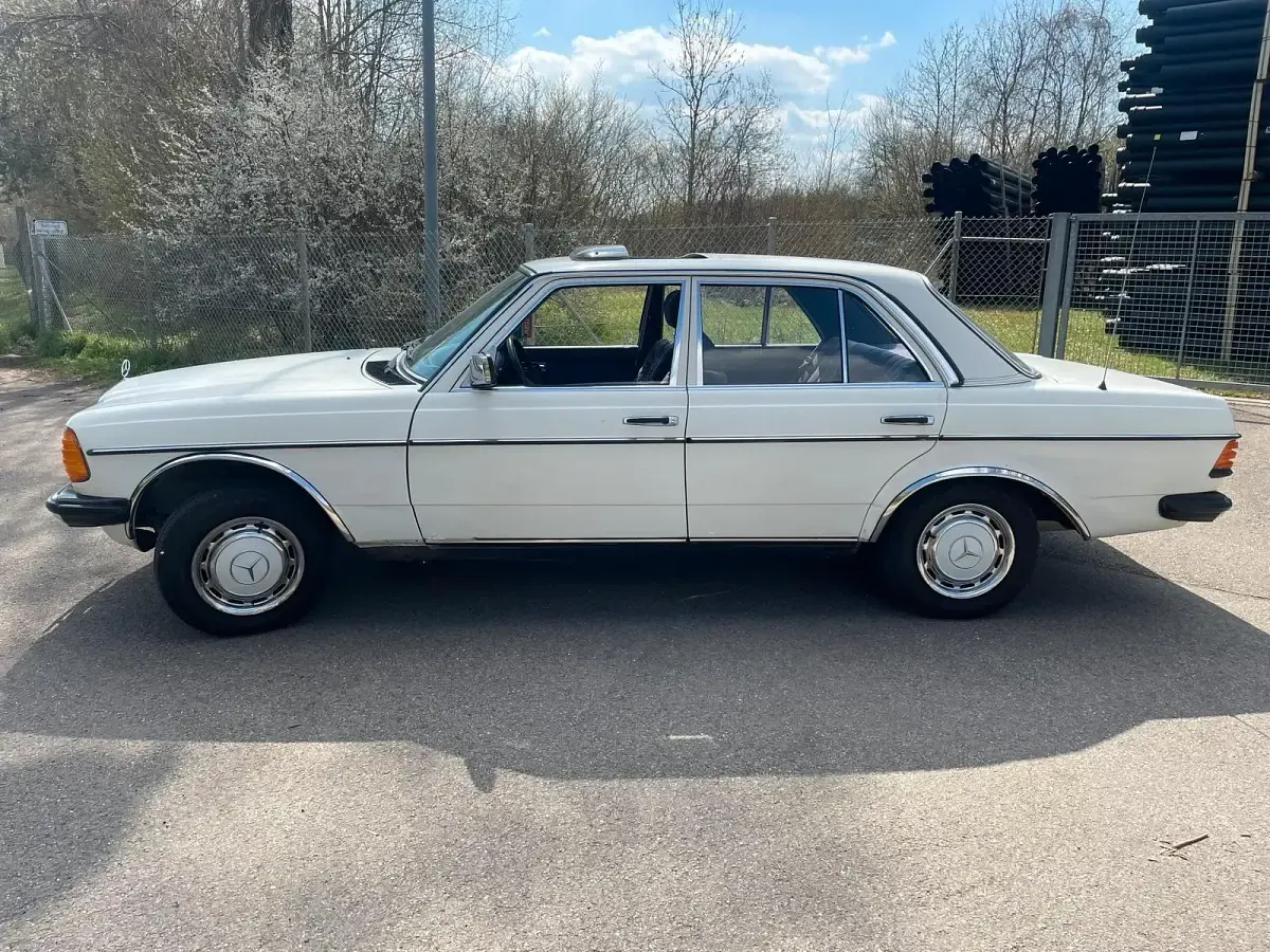 Gebraucht Mercedes E230 130 PS (95 kW) 1983 Weiß Limousine